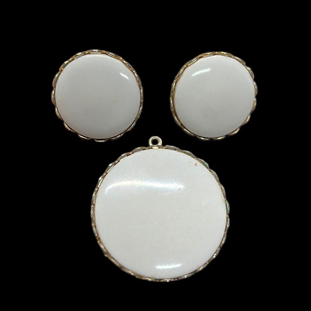 Vintage Jewelry Set Pendant Clip-on Earrings White Enamel Gold Tone